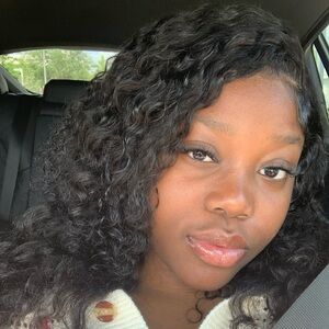 Meet your Posher, Amirie